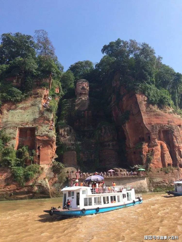 “乐山大佛遭遇洪水侵袭”